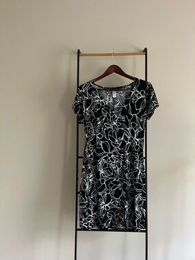 Volume One Monochrome Floral Printed Ruched Short Sleeve Dress Medium